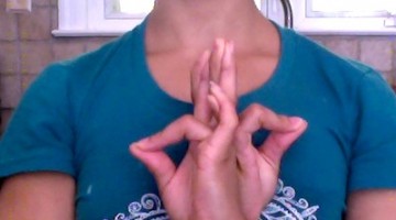 How We Can Master Our Fears With Mantra and Courageous Heart Mudra